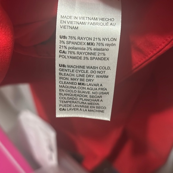 Chico's Slimming Faux Pocket Pull on Capris Size 1 (Medium) in Red Glow - Picture 10 of 11